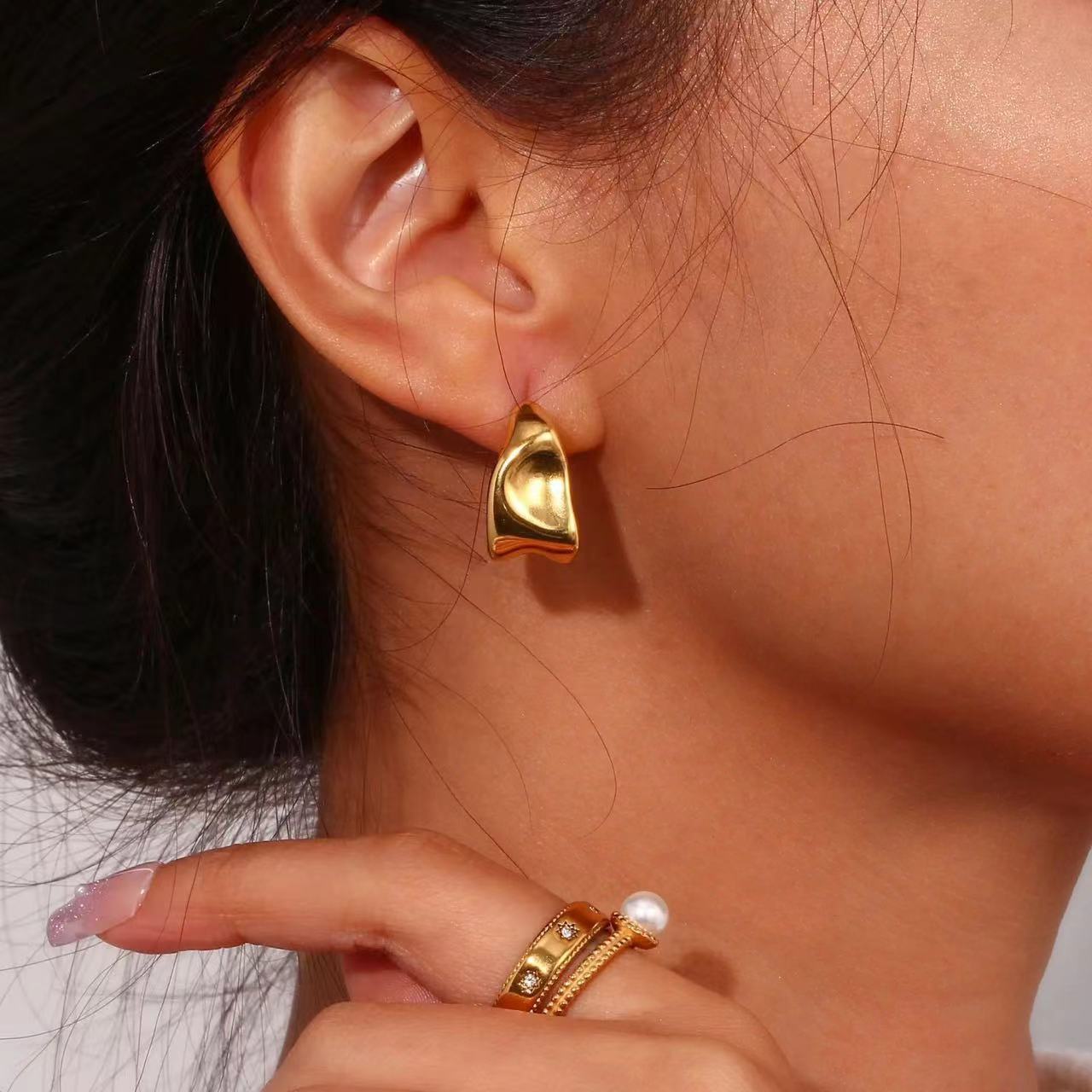 LUMNA – Gold Disc Earrings, Minimalistische Statement Oorbellen