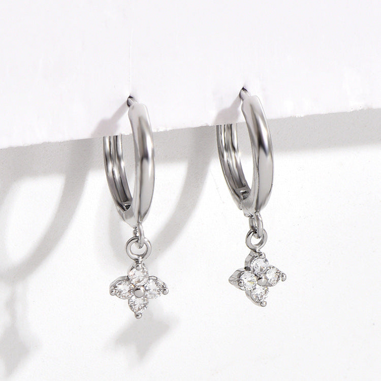 LUMNA – Floral Spark Earrings met Bloemvormig Detail