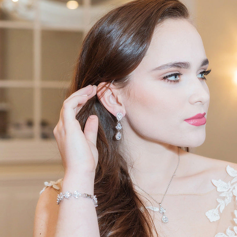 LUMNA – Curved Chic Earring, Minimalistisch Goud/zilver Design